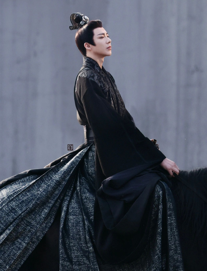 看了刘宇宁的古装路透图,网友直呼:小说里的将军有脸了!