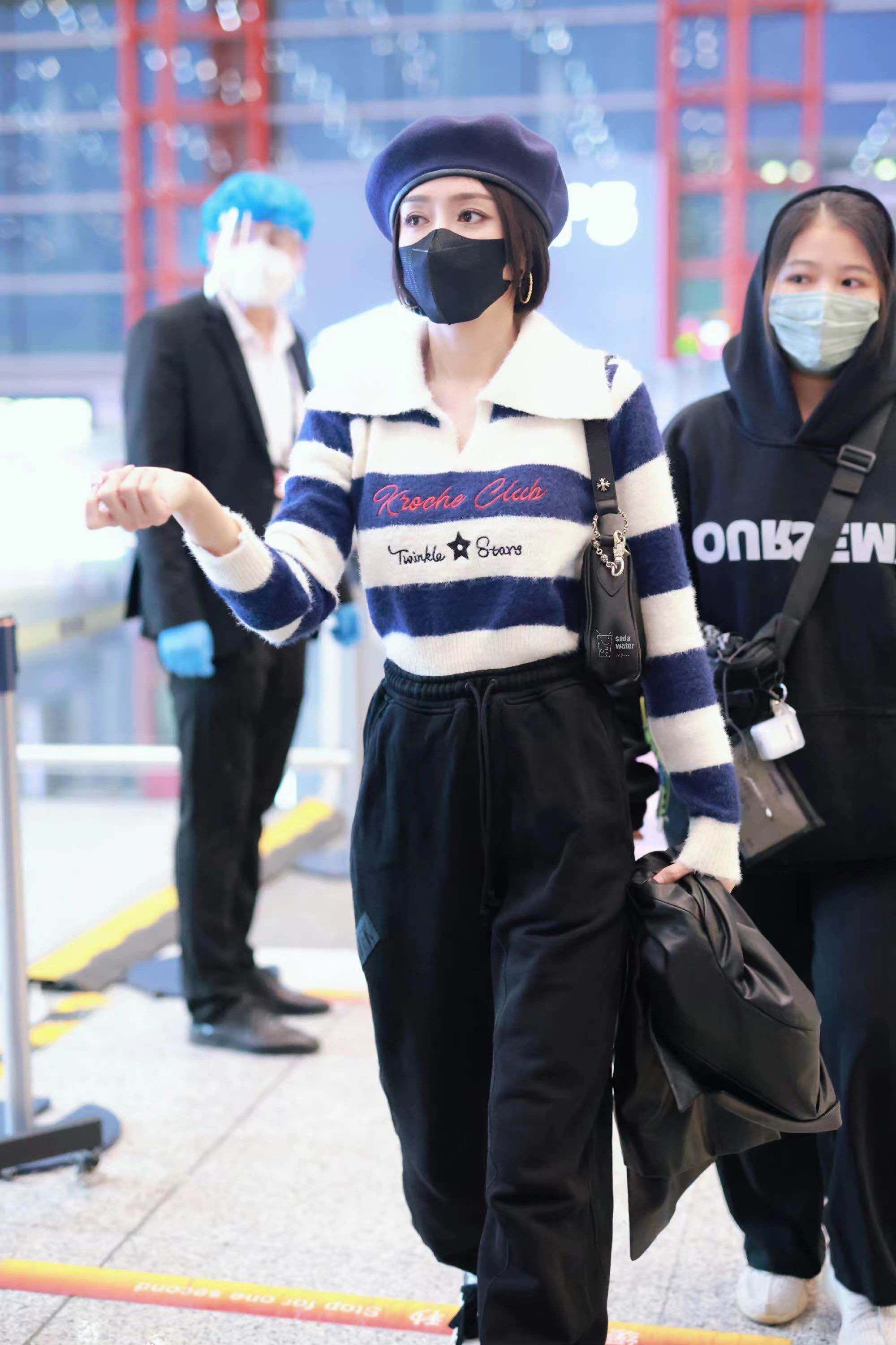 秦岚的机场私服太好看了,毛衣配卫裤减龄时髦,真显新潮!