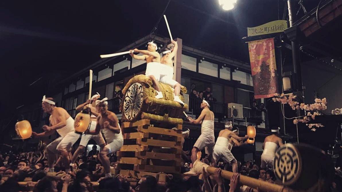 日本"裸祭节",只允许男性参与,上万名赤身男性争夺"宝木"