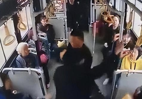 记实:小伙不肯让座,老人怒扇小伙4巴掌后猝死
