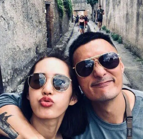 周杰伦余文乐相约打网球,41岁余文乐胡子拉碴,模样沧桑认不出