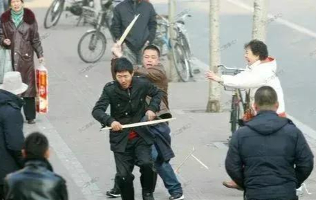 纪实:陕西灭门惨案,"双刀悍匪董震"告诉你惹了老实人的后果?