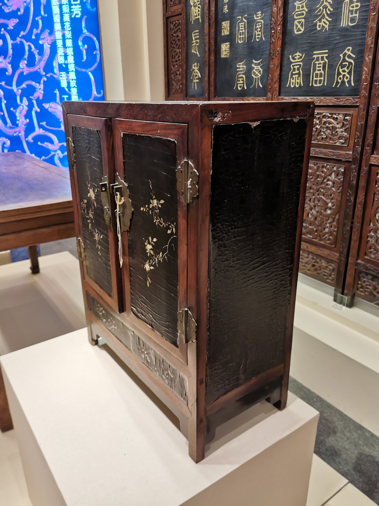 螺钿嵌折枝花卉,黄花梨框小方角柜以漆艺见长