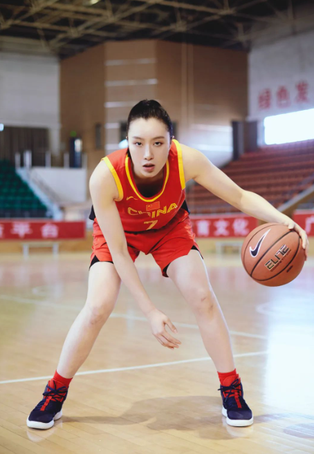 前女篮队长邵婷:拉女篮走出低迷,手握博士学位,34岁还单身