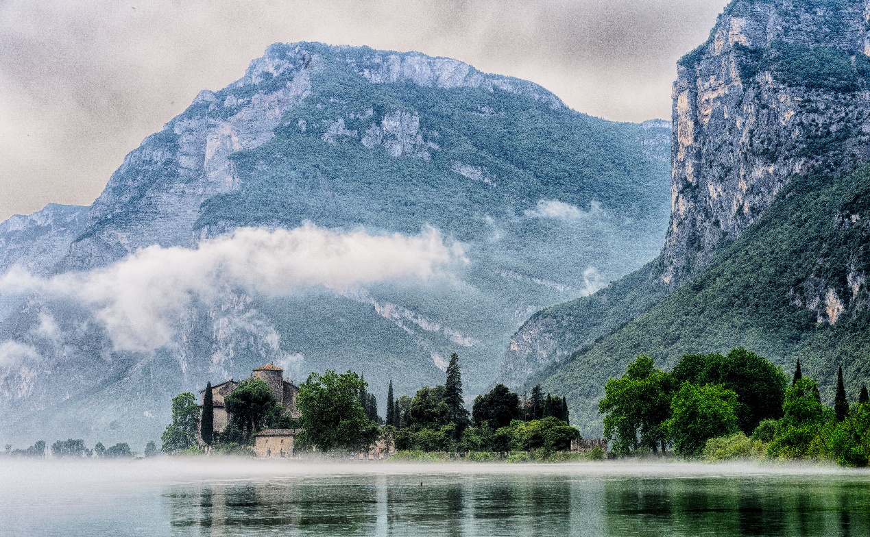 近日,一女子在城市公园以30元低价吸引陌生男子与其不法交易!