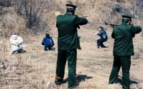 2001年张君走下法庭,含泪与姐姐见面后被押法场,枪毙前表情镇定