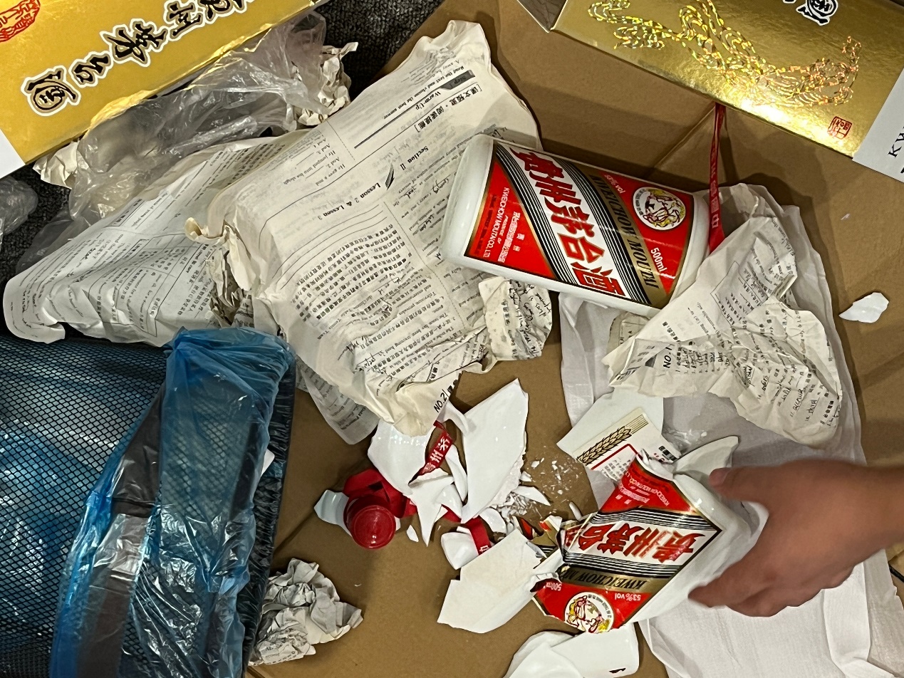 桌上5人吃完菜肴,喝光3瓶茅台后砸碎酒瓶,真相揭开被竖大拇指