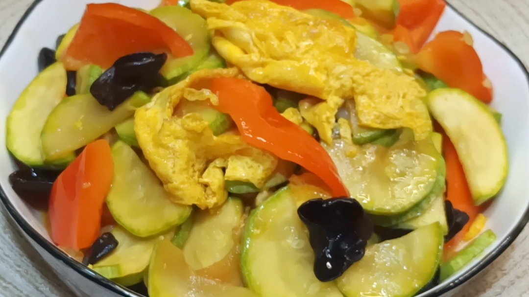 西葫芦木耳炒鸡蛋是一道简单易做好吃又好看的家常菜