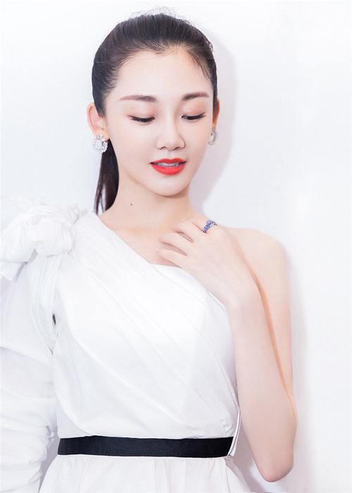苗苗:追逐梦想的女艺人,冯小刚直言引发争议