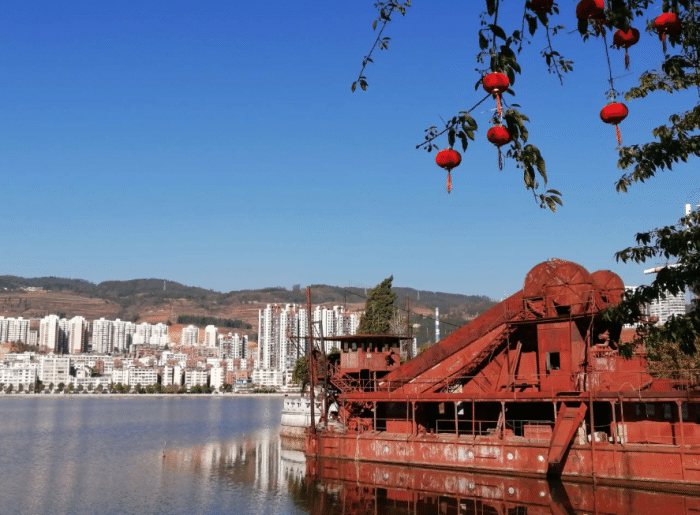 云南个旧市著名的旅游区中,丫沙底瀑瀑布温泉,是个休闲的好地方