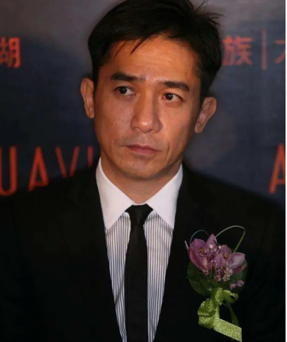 梁朝伟社恐照片曝光,与大师合影紧张到脚趾抠地,网友:太真实!