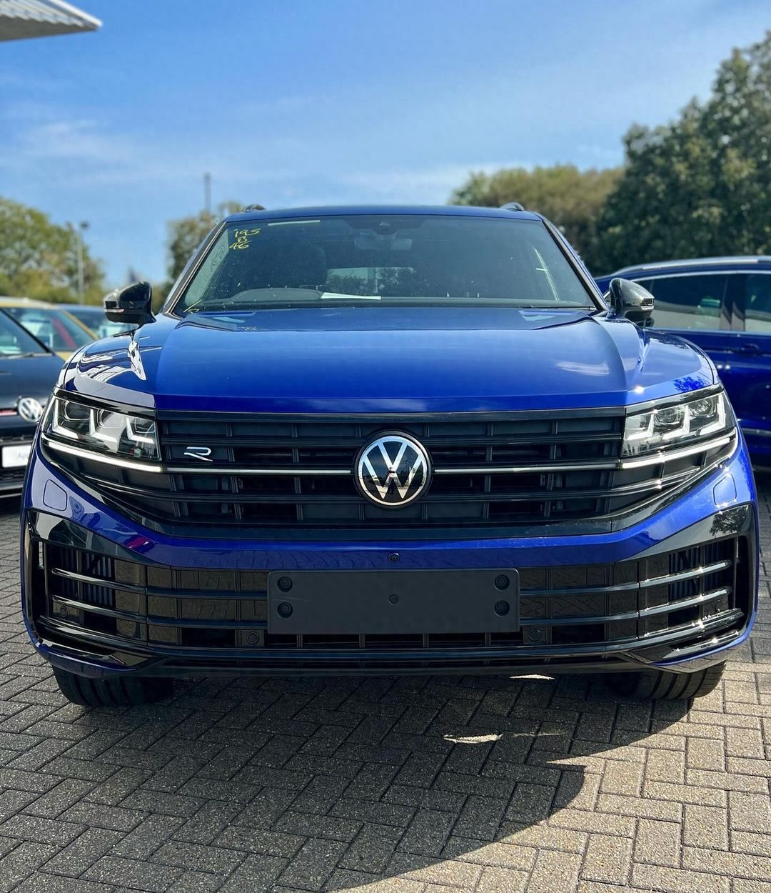 新款大众途锐r到店实拍,低调又奢华,搭载3.0t v6混合动力