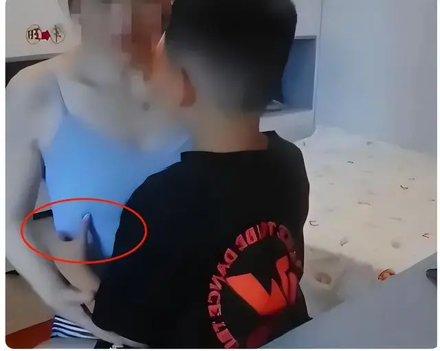 儿大避母?6岁小学生亲吻妈妈引争议,其他家长表示这很正常