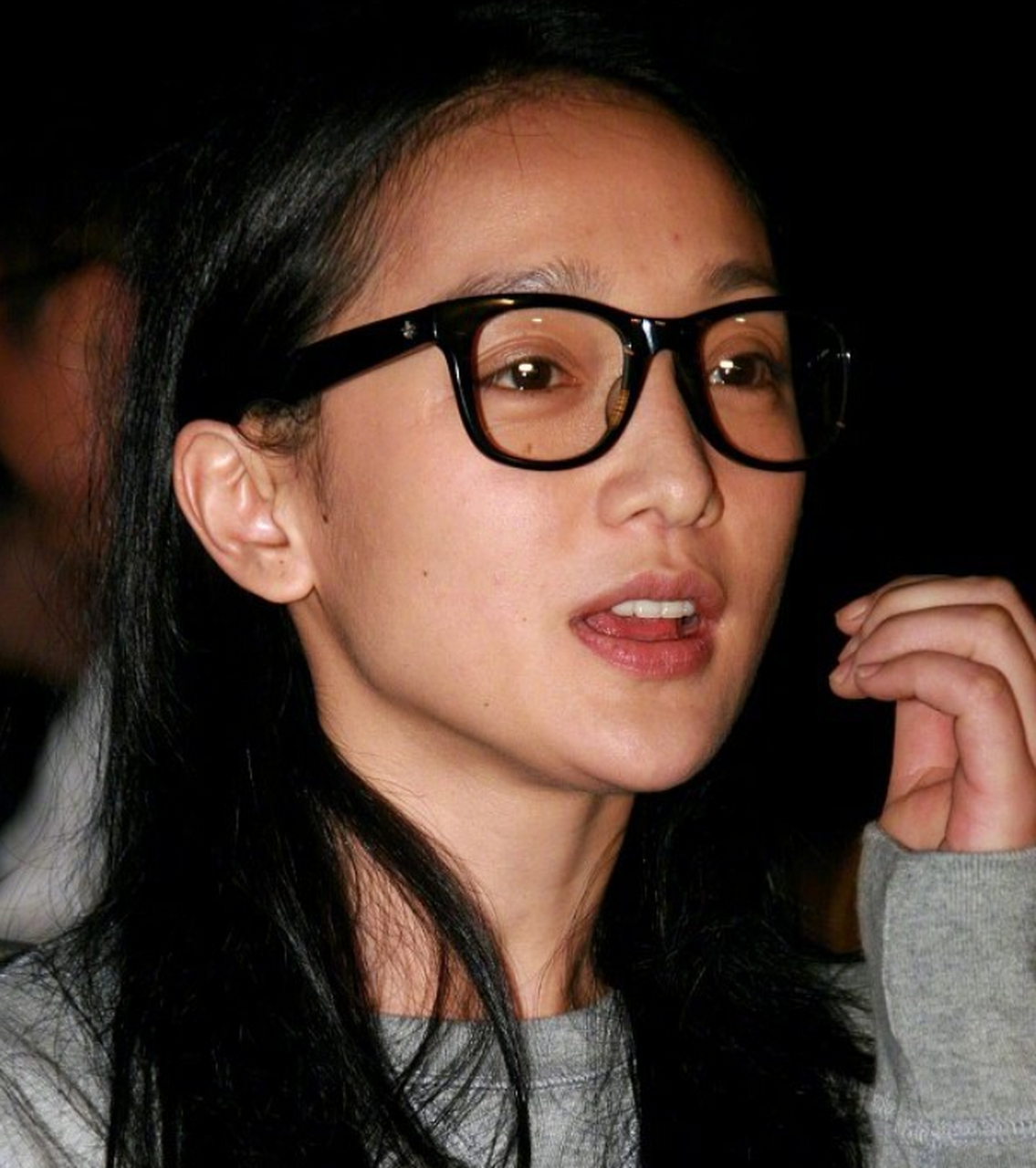 周迅的素颜照片引发关注与争议,展现真实一面.