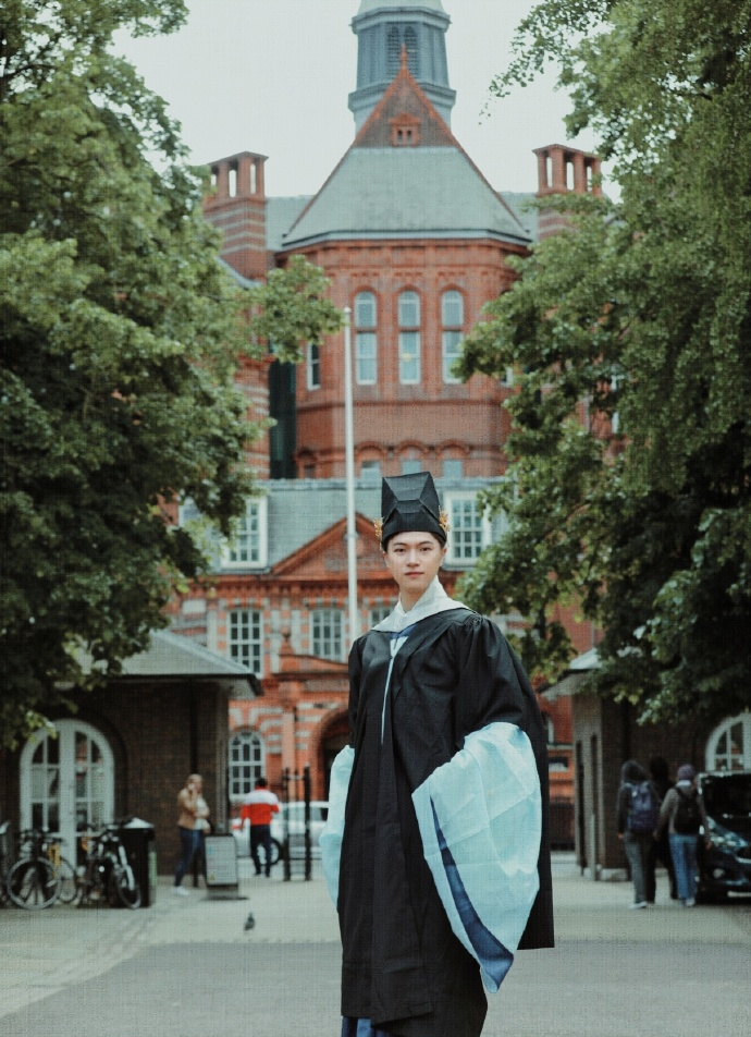 给中国"长脸"了!留学生穿汉服拍毕业照,比西方学士服好看太多