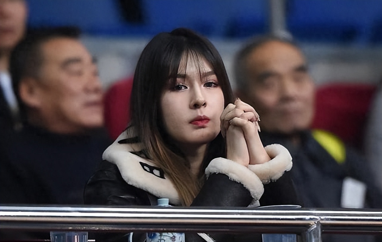 前新疆主帅阿的江51岁妻子风韵犹存执教宁波不忘带上亲儿子