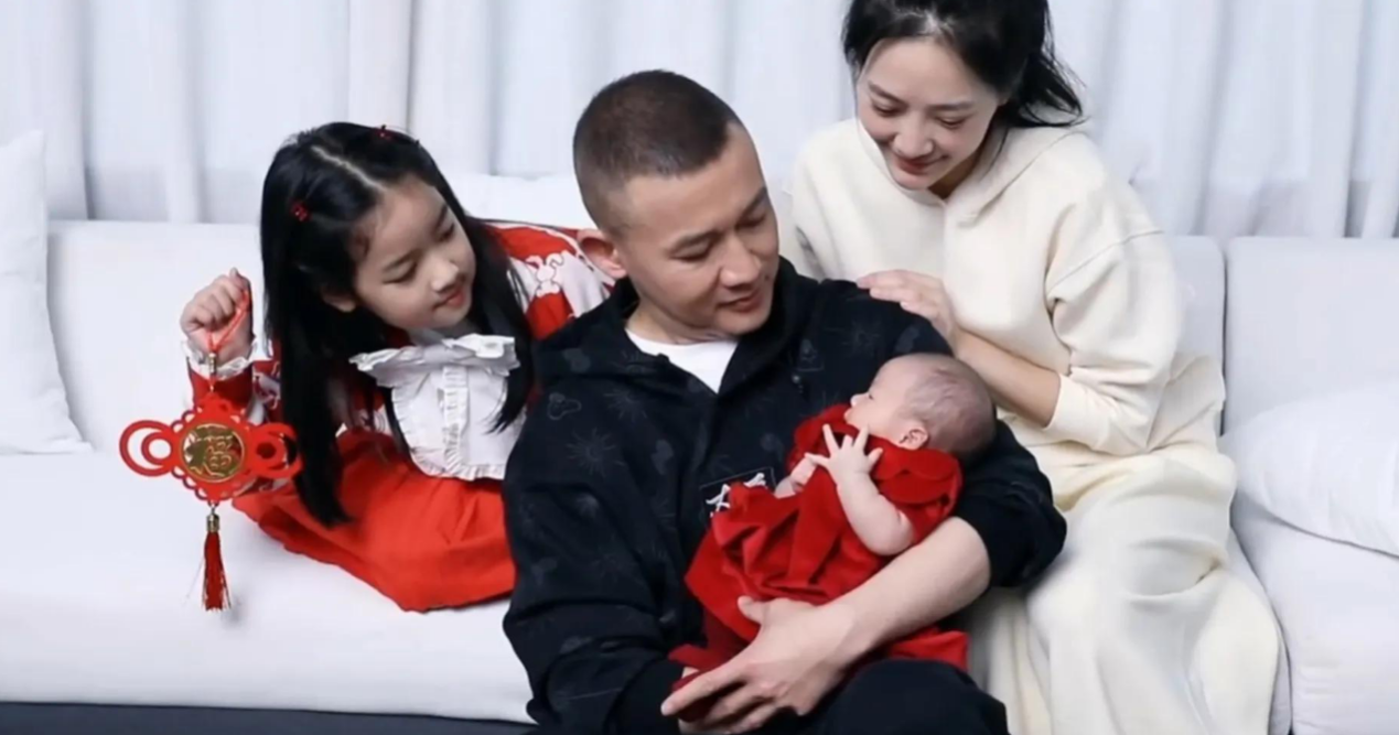 聂远老婆晒全家福,小女儿呆萌可爱,大女儿身高猛长颜值更高