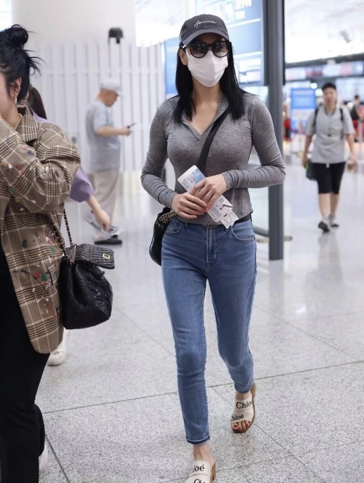 张馨予人瘦就是任性,穿搭朴素像路人,也很有阔太气质