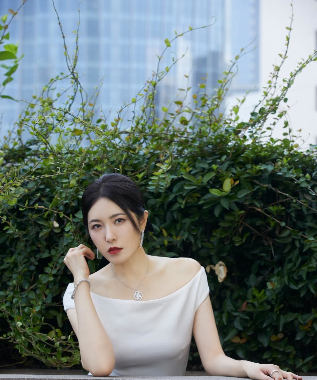 百花奖提名者红毯:吴京牵儿子走逗趣,袁泉绝美,曾黎被扶仍优雅