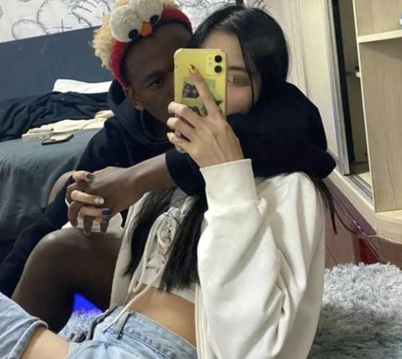 2011年毛苒走下法庭,与母亲告别后被押法场,行刑前表情异常冷静