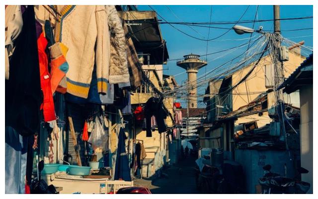 上海又现城中村,身处繁华市中心,却破败老旧布满危房