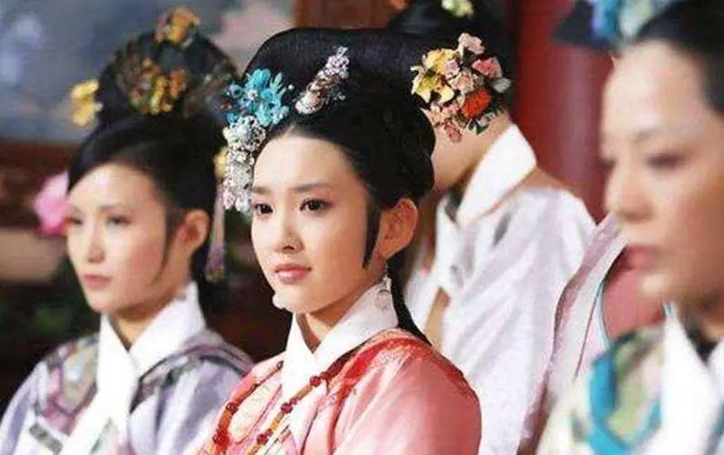 清朝妃子脖子上的白布条,除了装饰之外,主要是为了方便皇上