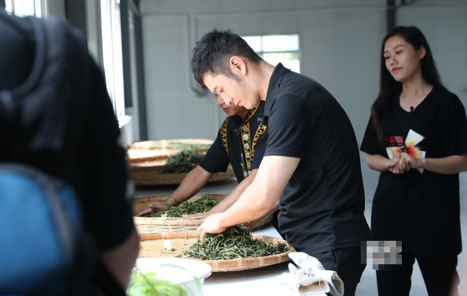 曝黄晓明豪宅内景!古董级茶壶摆满墙,喝百万名茶,疑与女友同居