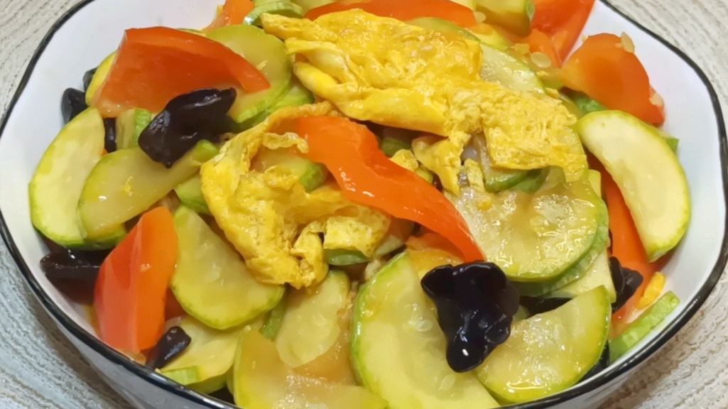 西葫芦木耳炒鸡蛋是一道简单易做好吃又好看的家常菜