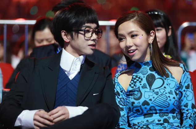 华晨宇最新造型被指撞脸邓紫棋,网友:笑不活了,爱她就变成她