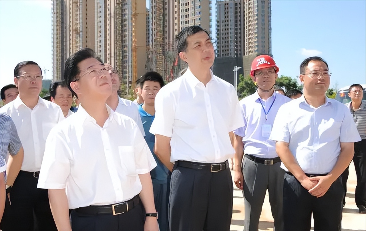 案例:好色书记李亿龙让情妇做区长,开房汇报工作,敛财4900万