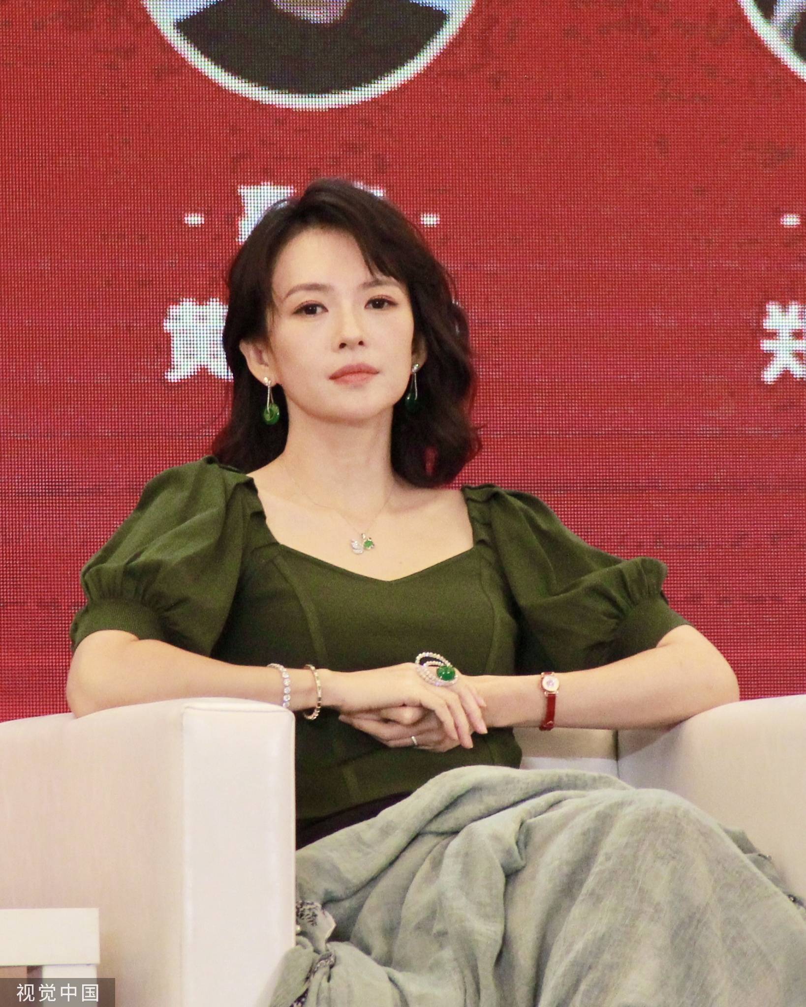 章子怡离婚后首露面!人前笑颜,人后冷脸,刚离婚就有95后追求!