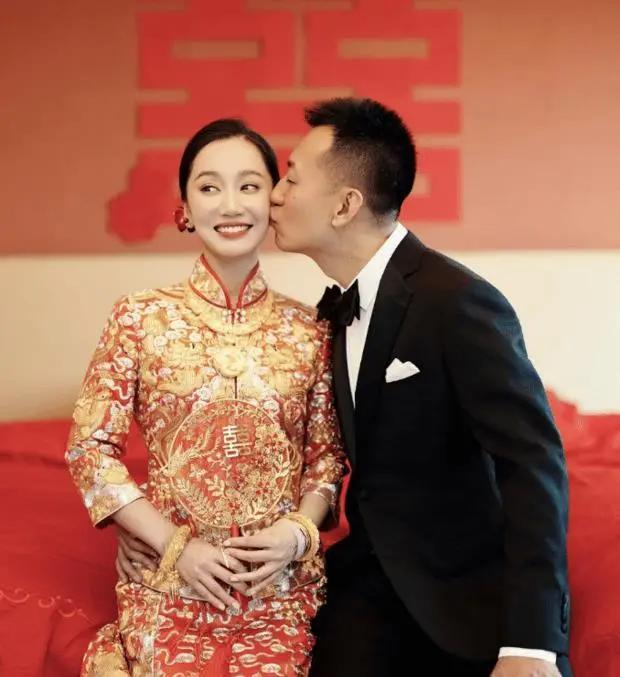 《最好的我们》董晴晒婚纱照 谭松韵黄晓明送祝福