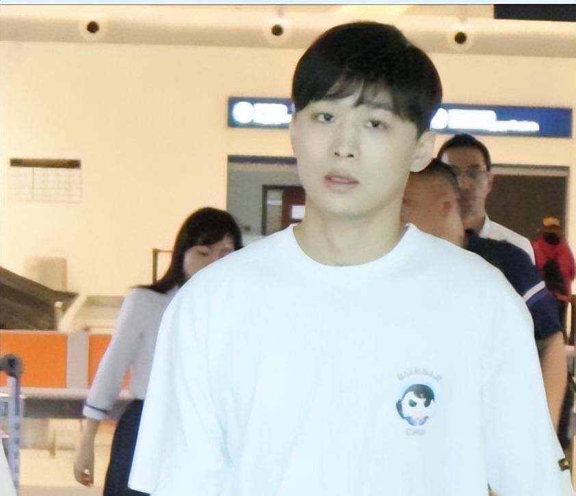 偶遇张恒带一岁子女出游,郑爽女儿正面首曝光,皮肤白皙像洋娃娃