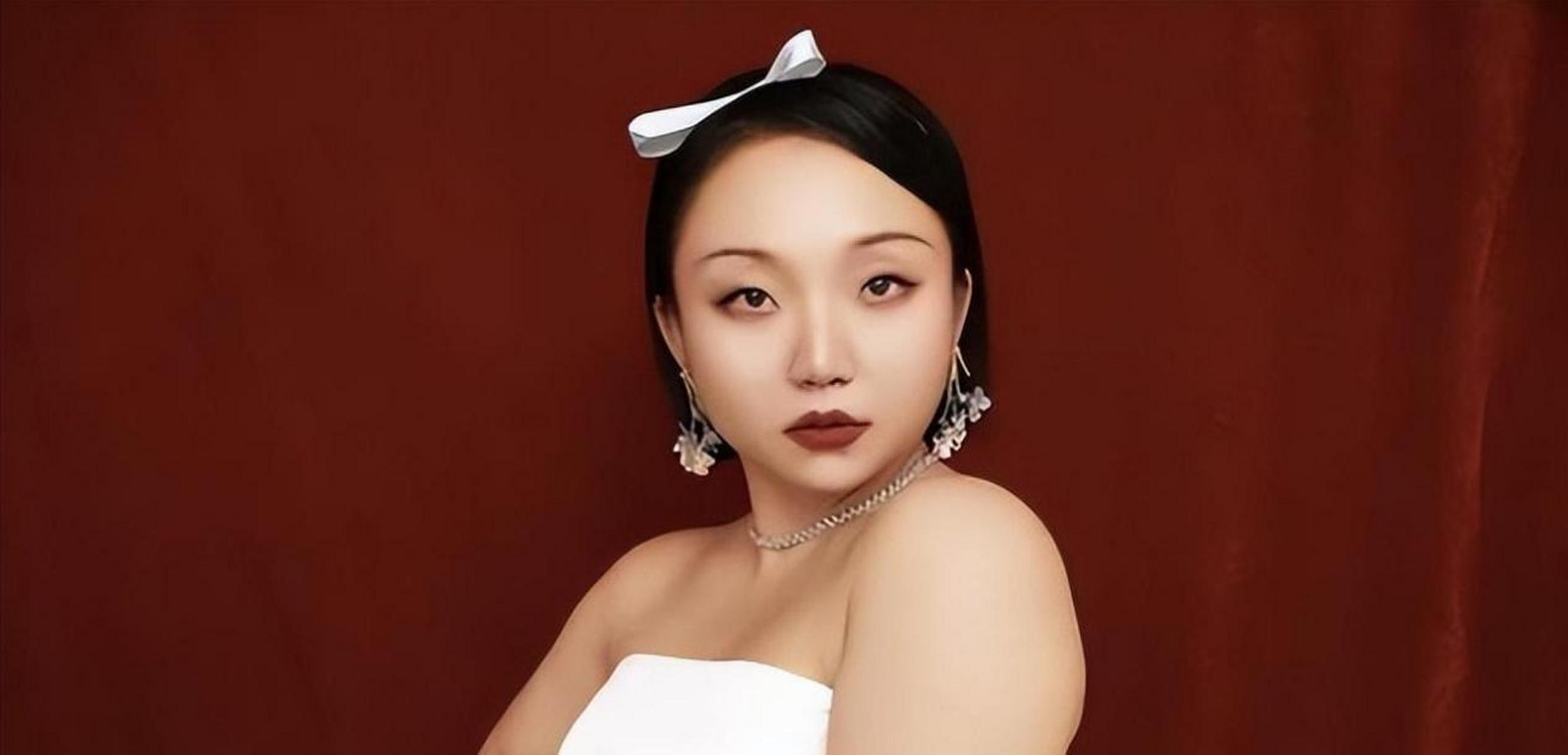 辣目洋子以积极态度和独特形象在社交媒体上大放异彩,成为反容貌焦虑