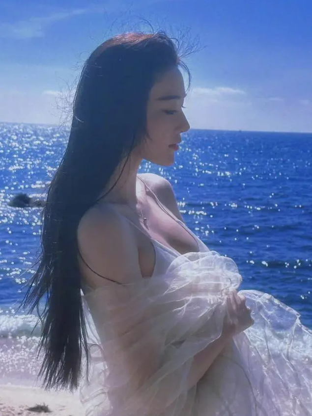 张馨予性感写真引热议,挑战穿着底线,穿着成争议焦点