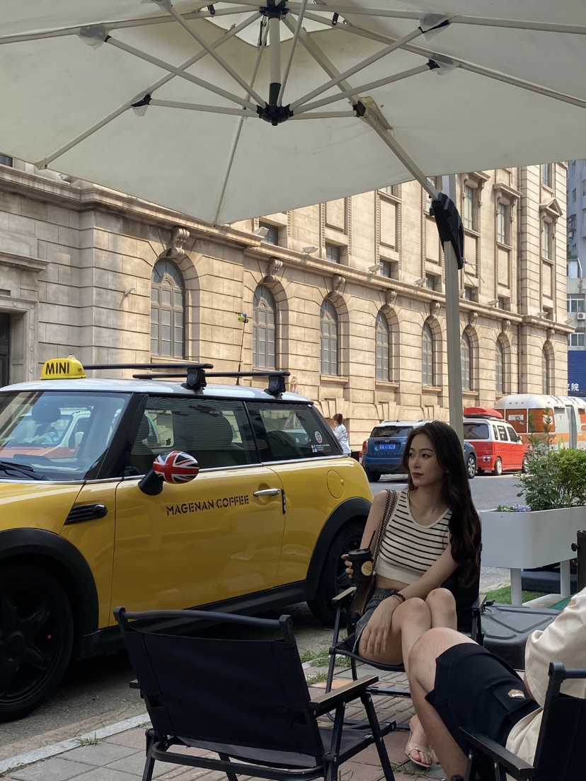 易昕最新街拍花絮照曝光,笔直长腿夺人眼球气质好迷人