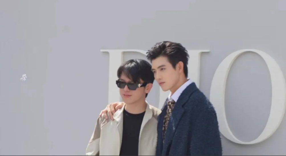 陈凯歌两儿同框时装周,哥哥穿厚底鞋拍照显心机,颜值不如弟弟高