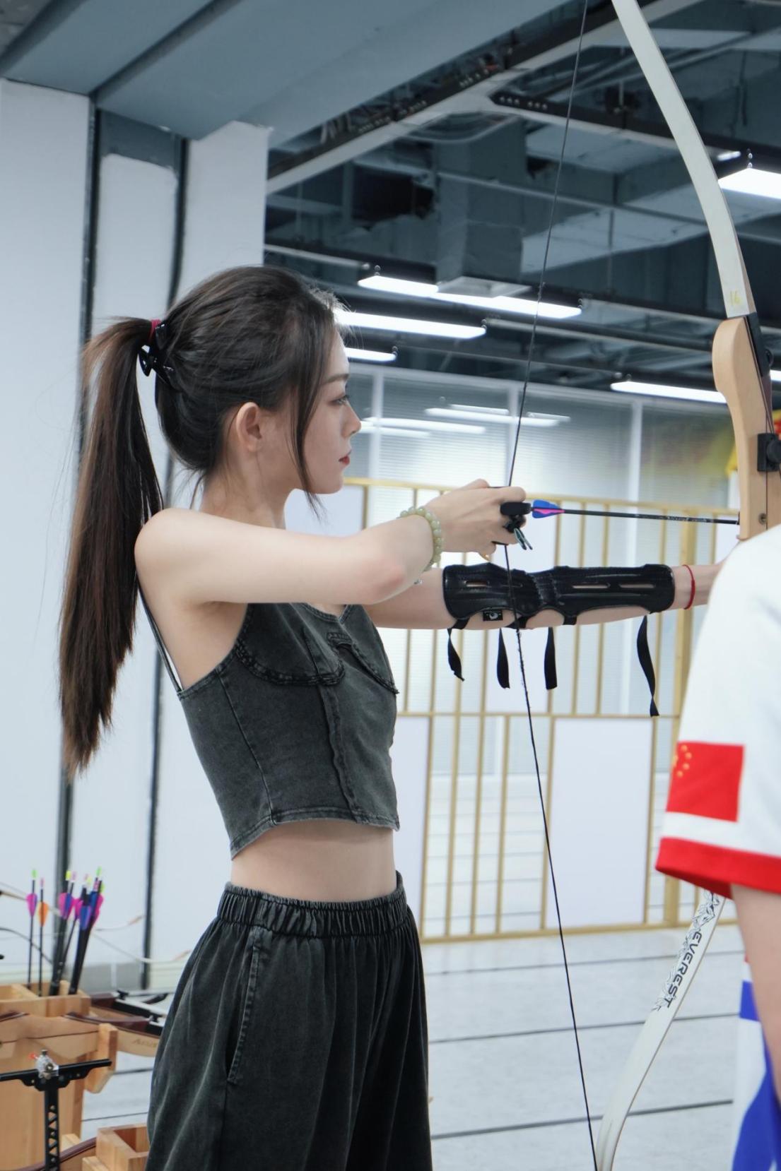 易昕晒箭场射箭日常,英姿飒爽专业气场超强