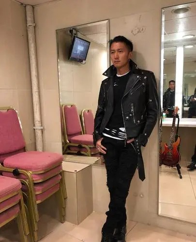 谢霆锋在演唱会中,把价值一套房的吉他摔坏,造就"疯狂演唱会"