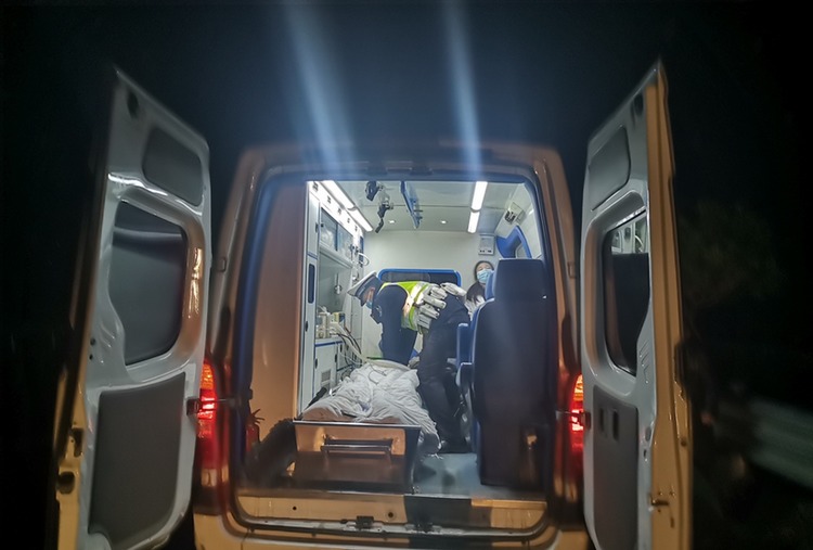 老公意外死亡,我发现他买了高额保险,受益人却是我闺蜜