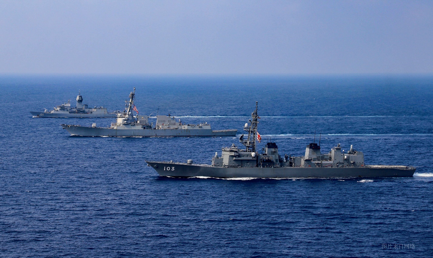 美日澳和加拿大海军进行了联合演习,随后中国海军加入!