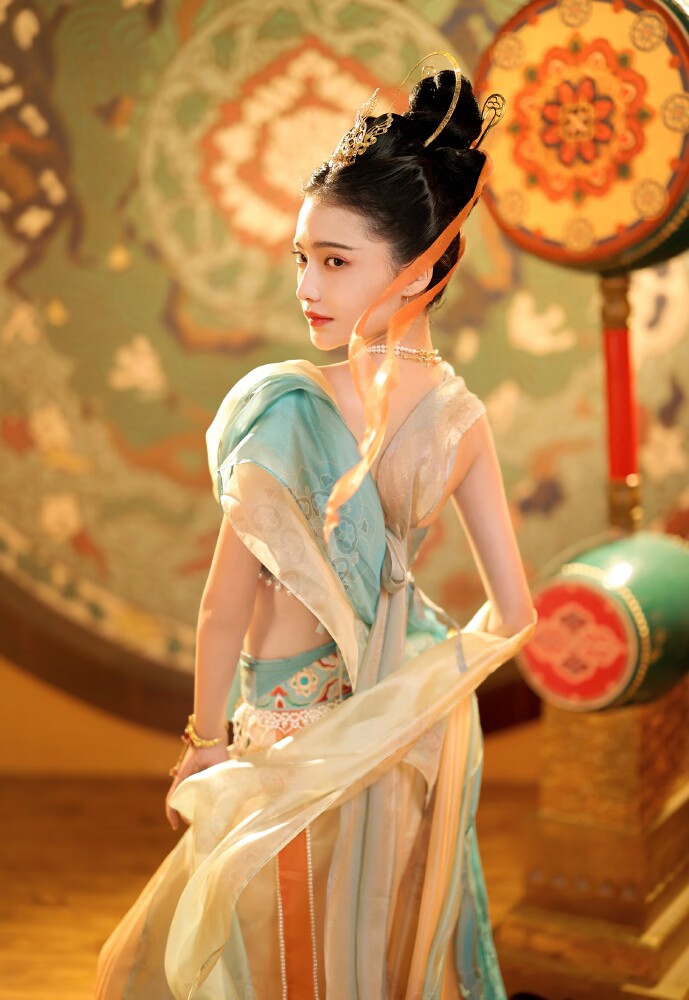 不愧是《梦华录》的花魁,穿上敦煌服饰,美得像"飞天神女"!