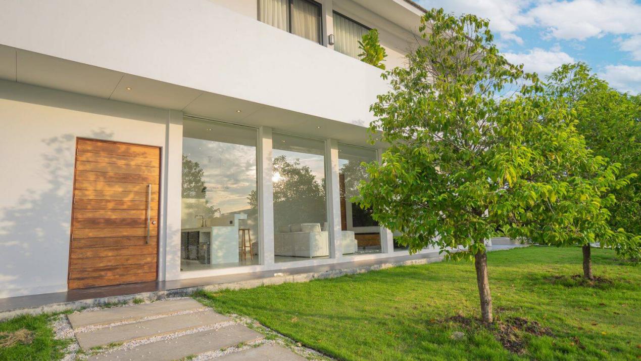 280㎡复式住宅,室外白墙配绿植,倍显清爽,室内装修简单又舒适