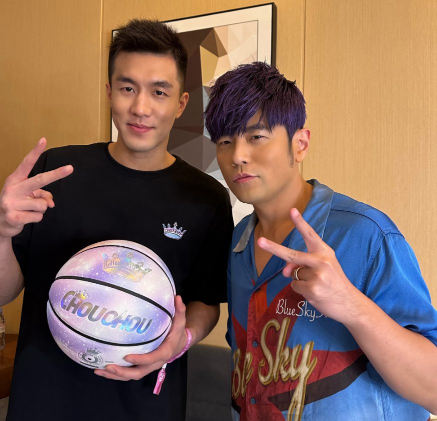 郭艾伦晒与周杰伦刘畊宏合照,周董晒黑不少,与刘教练同台跳操