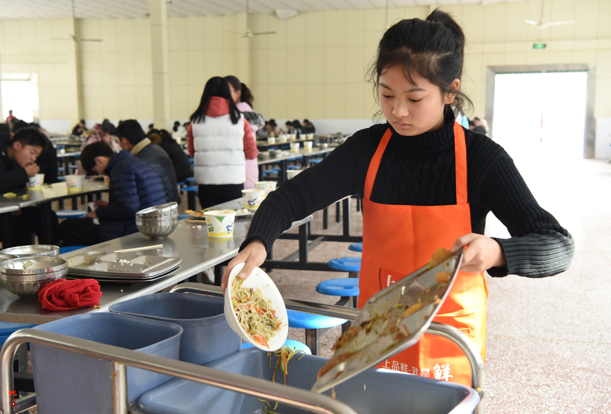 学生勤俭节约生活照图片