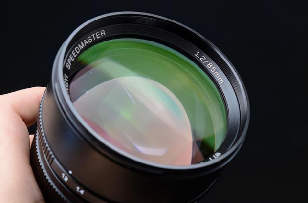 数码相机前置镜片采用超低色散玻璃材质,对拍照质量有什么提高