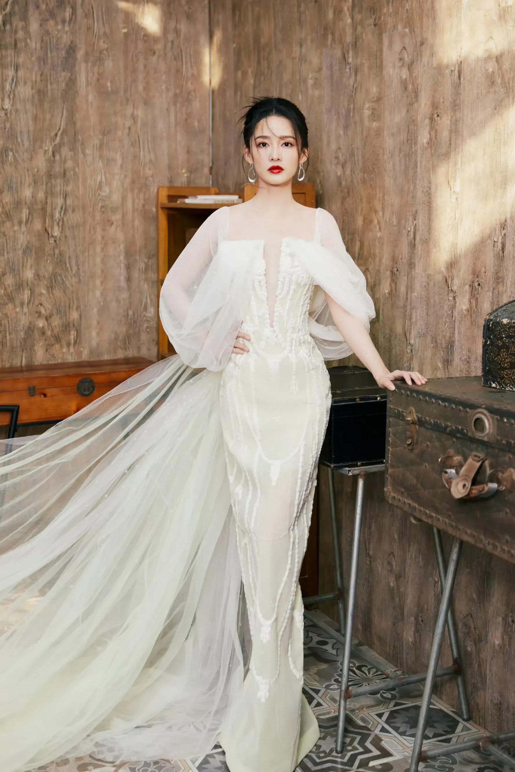 李沁身穿一袭飘逸白纱裙 清冷淡雅又纯欲