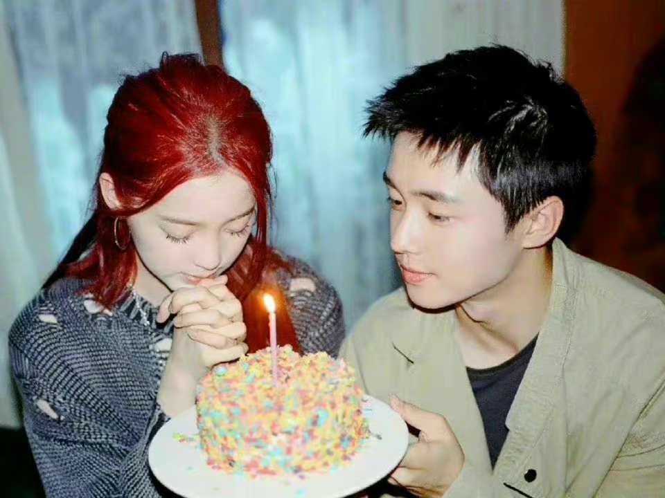 欧阳娜娜与翟子路恋情曝光,男方住女方家4天,光膀子出门倒垃圾