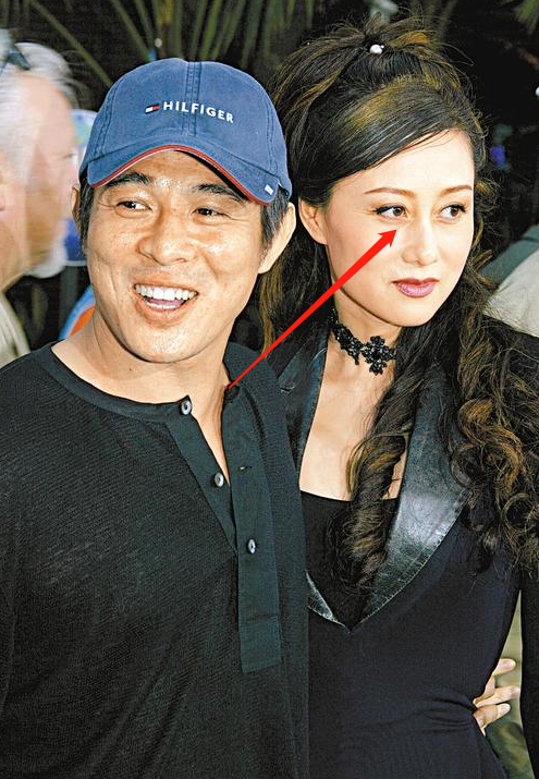 李连杰妻子利智变瘪嘴老太太,前妻黄秋燕美艳动人,不敌胸脯四两