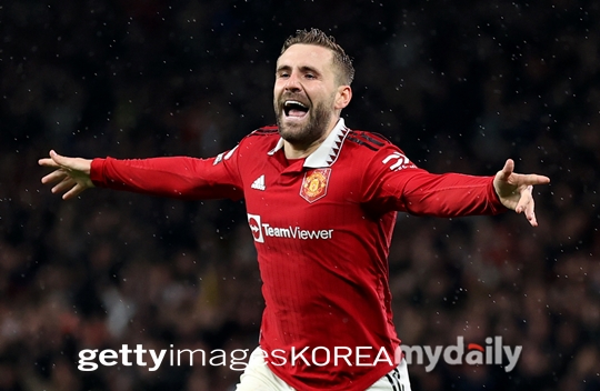 还是 27 岁卢克肖与曼联续约 4 年